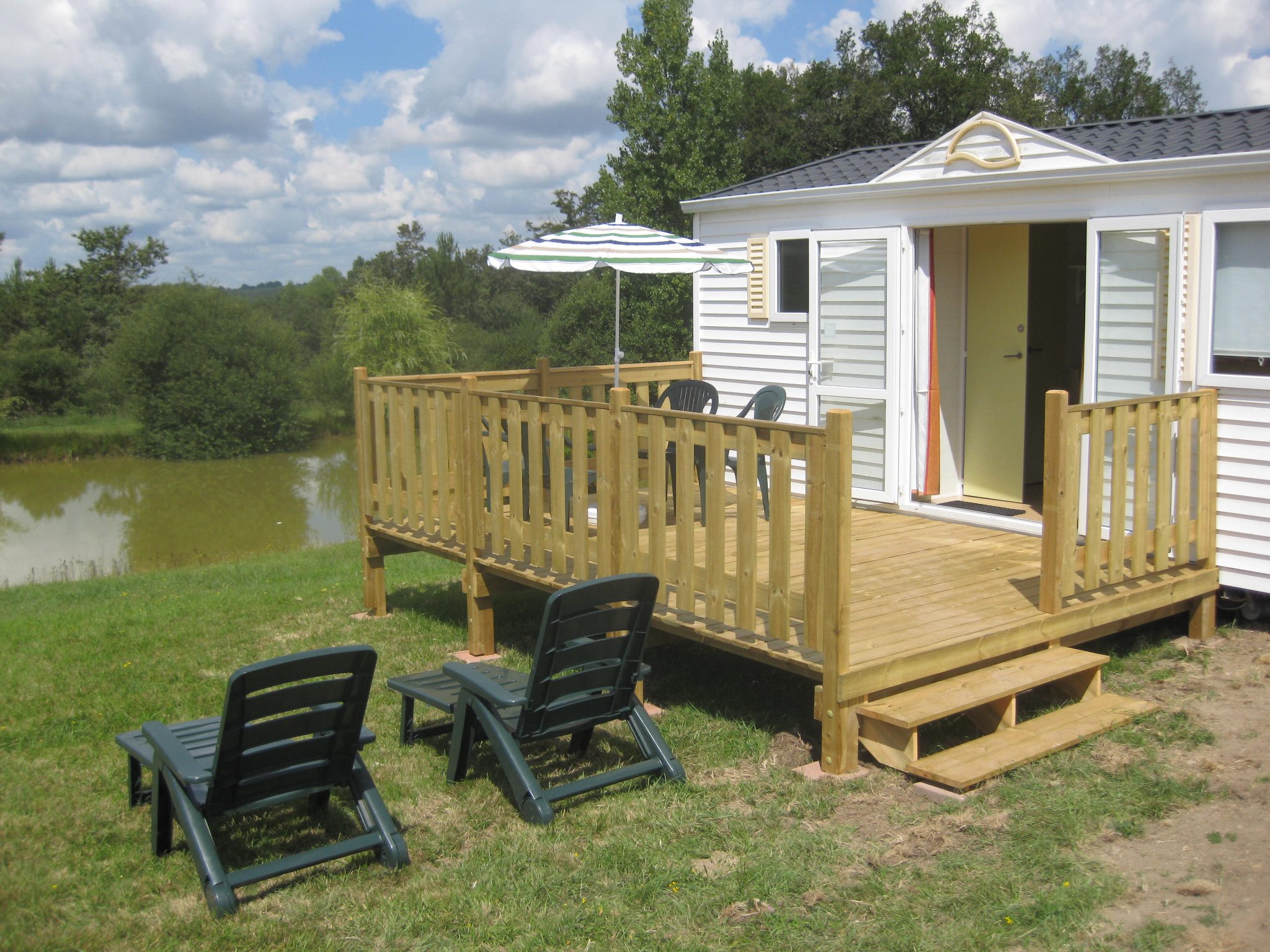 camping convivial au bord de l'étang