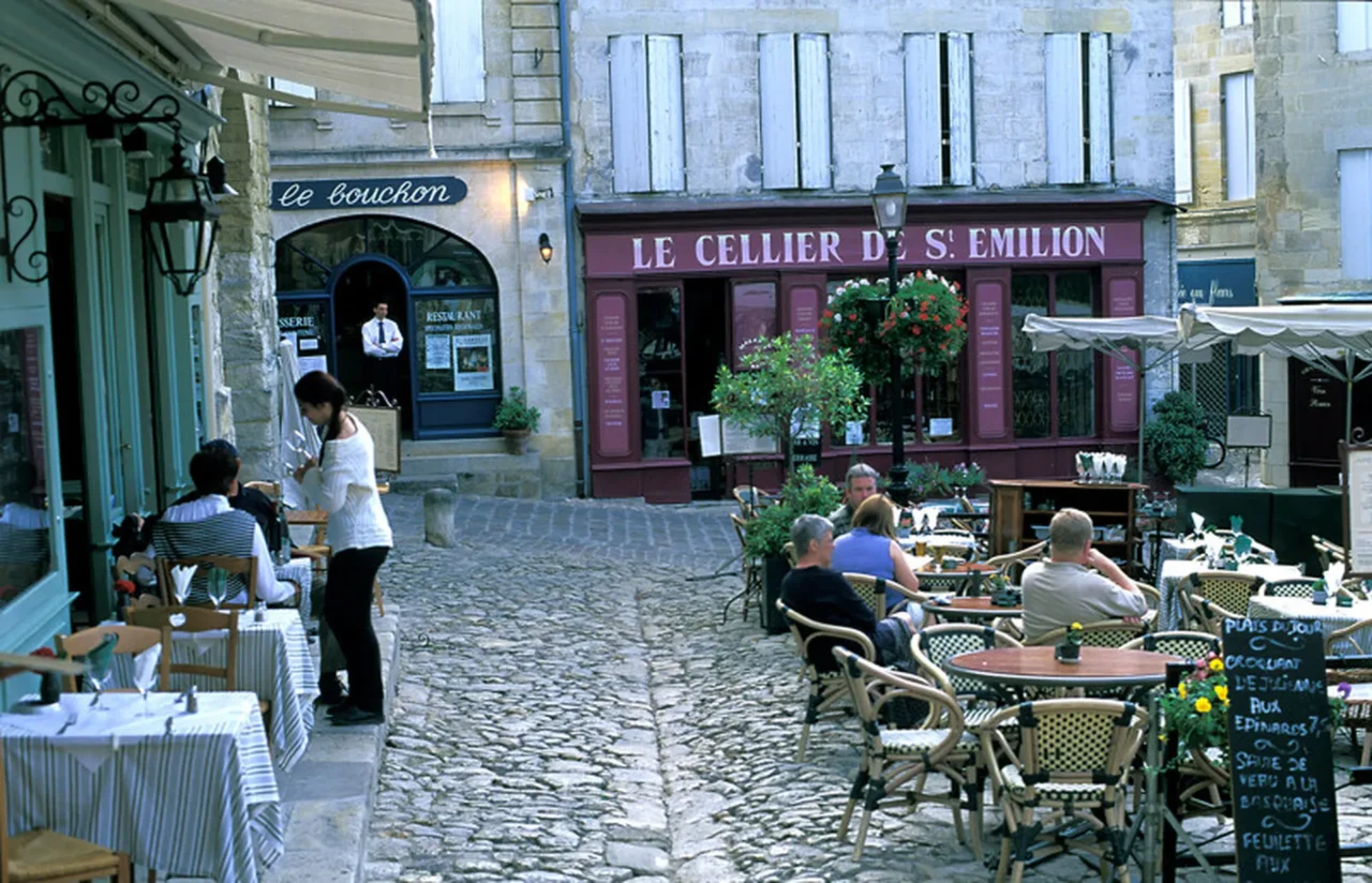 Copyright Brochard CRTNa Café Terrace Saint-Émilion Gironde (33). 7300 800px result