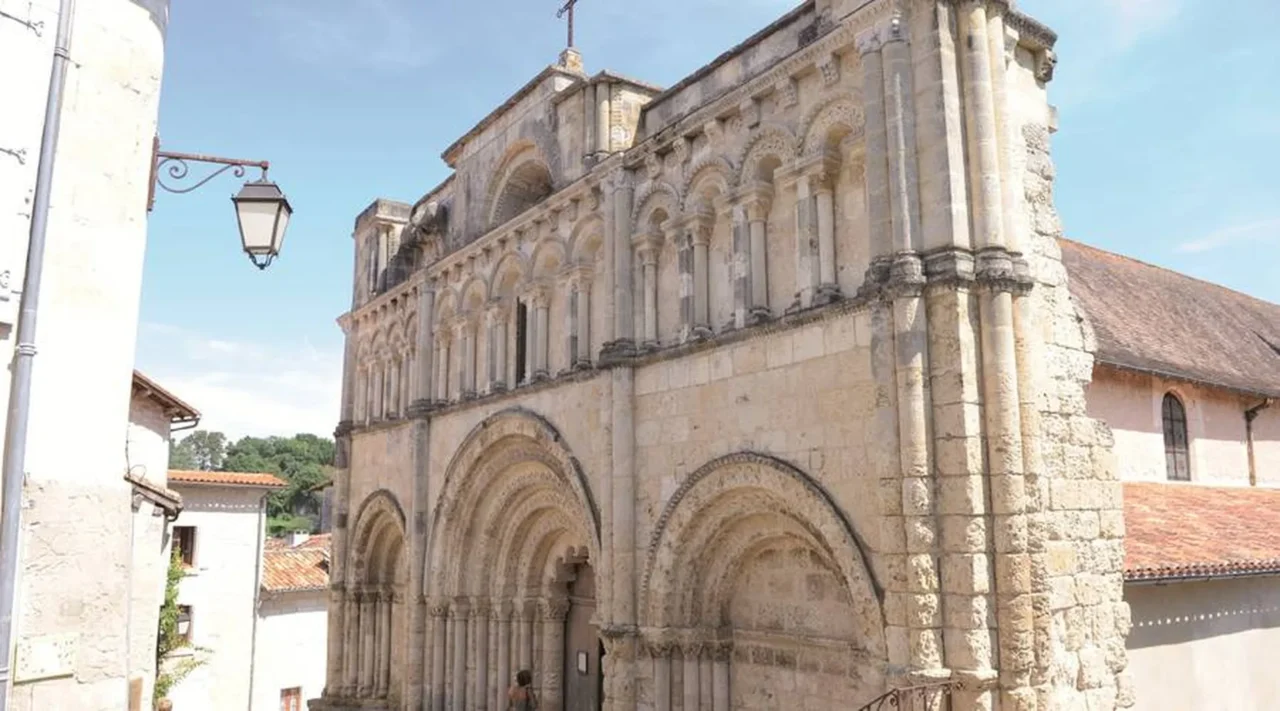 eglise saint jacques 3.jpg.900x500 q70 crop upscale 3 resultat