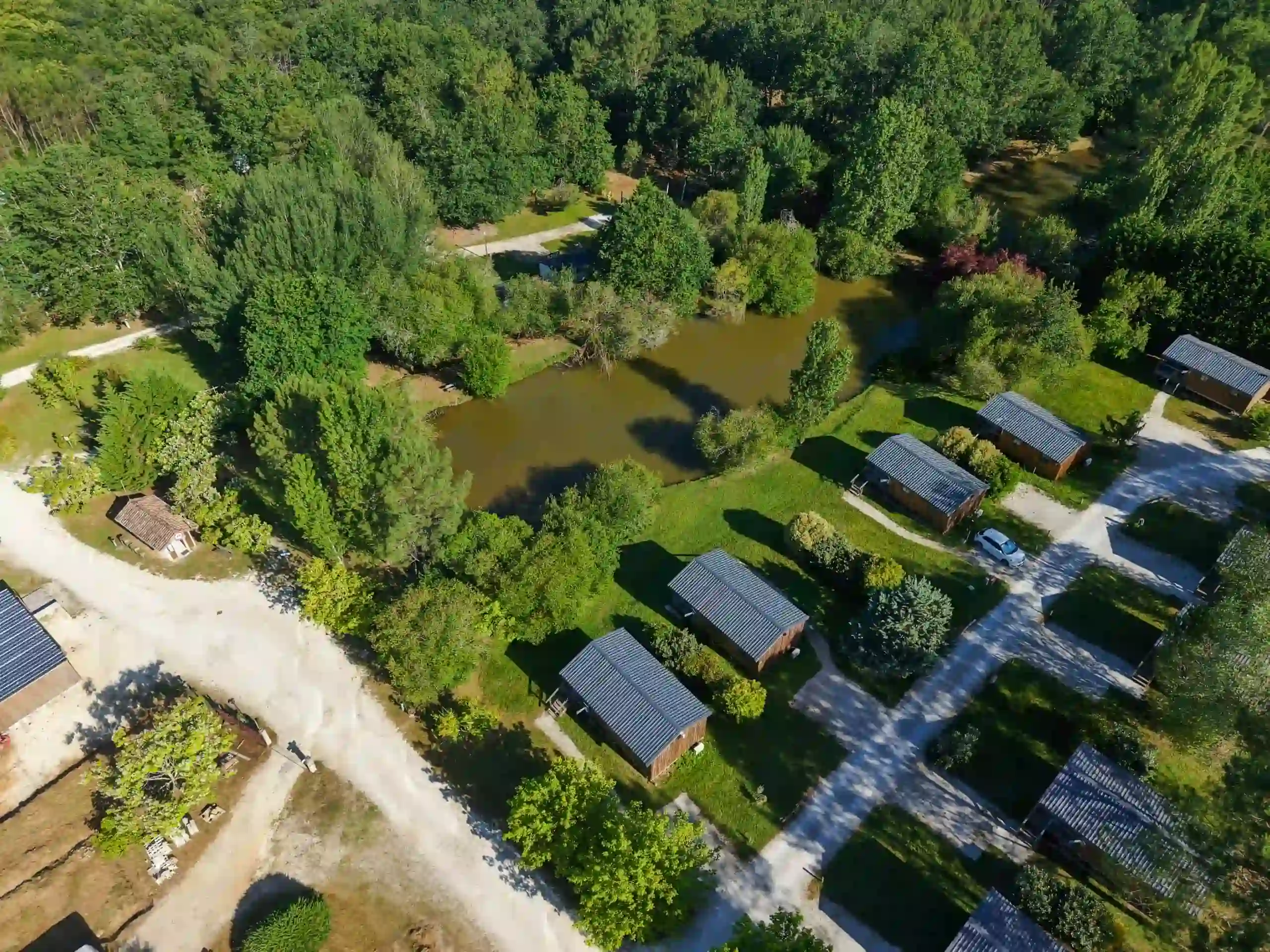 Présentation vu du ciel des chalets et hébergements du camping de la Motte 17