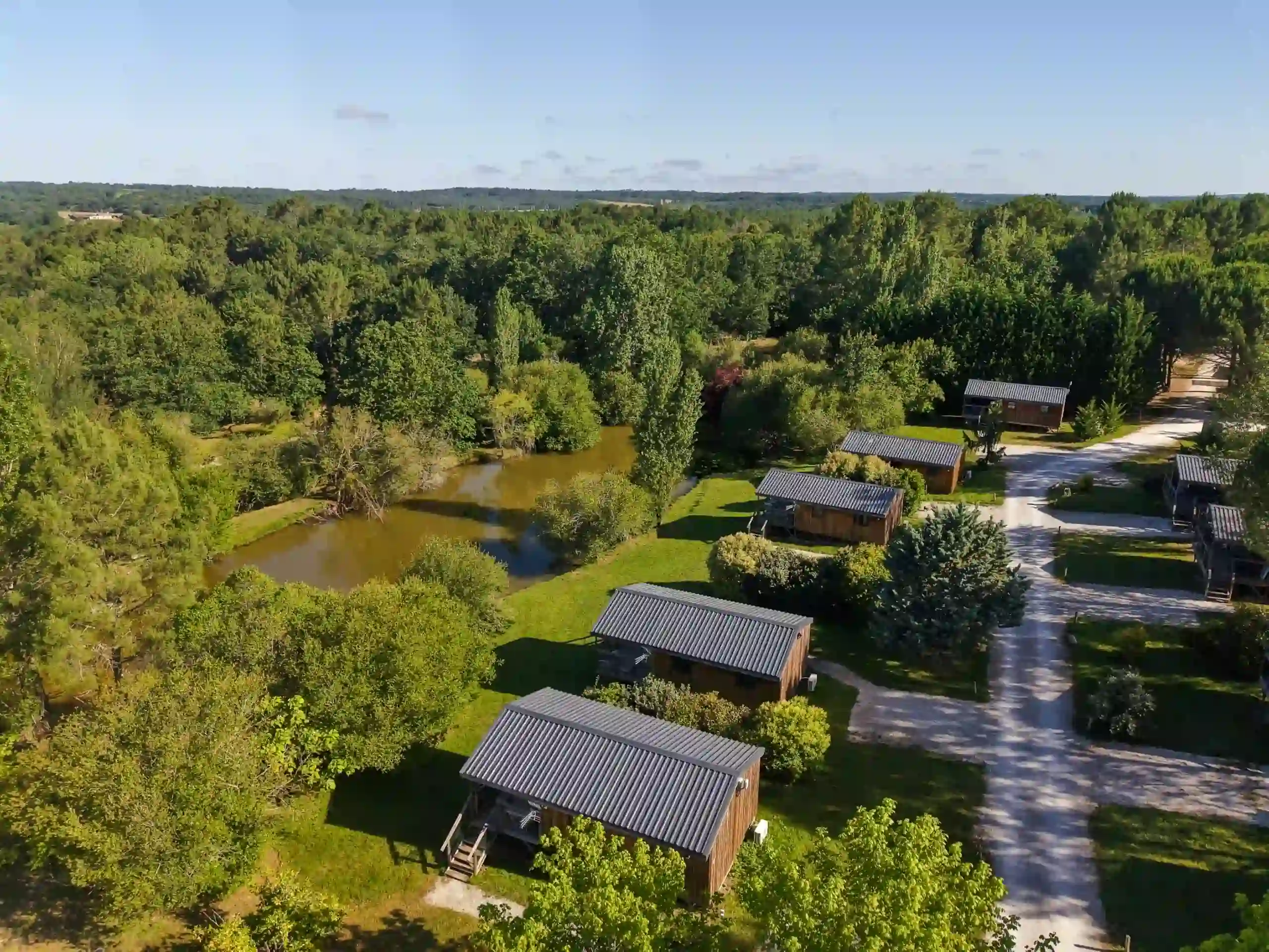 Vue aérienne verdoyante du camping nature de La Motte 17 au bord de la forêt